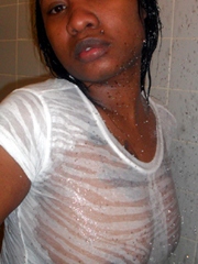 Amateur ebony housewife shows her pics